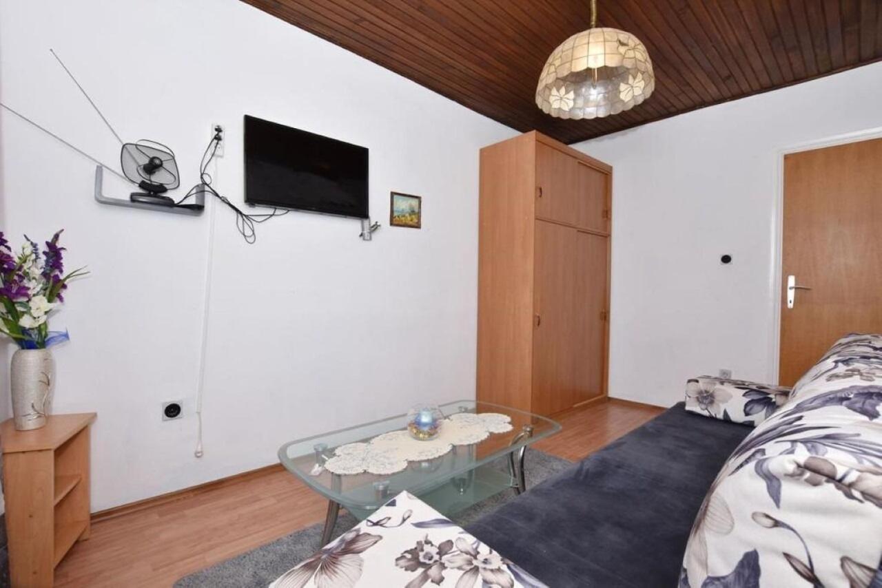 Apartment Rene Омиш Экстерьер фото