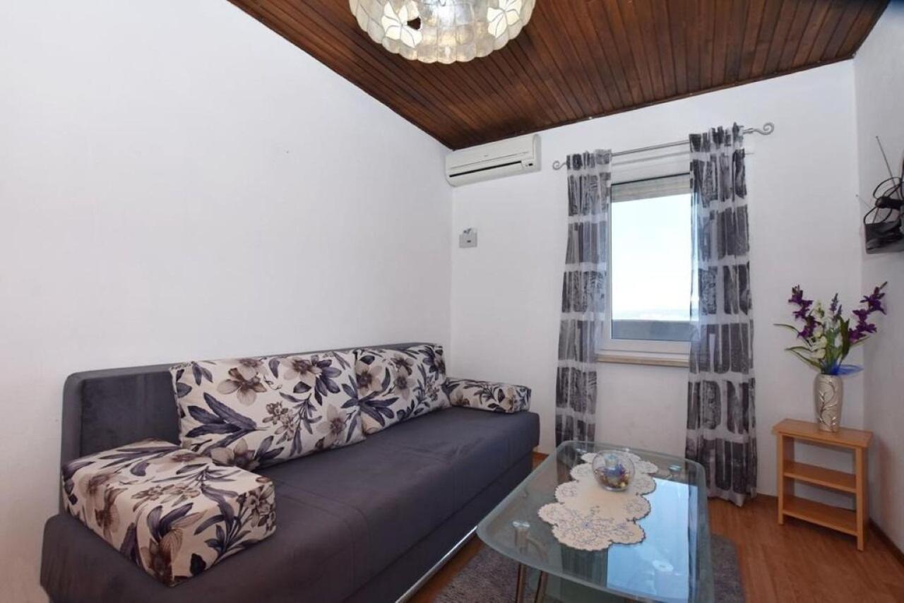 Apartment Rene Омиш Экстерьер фото
