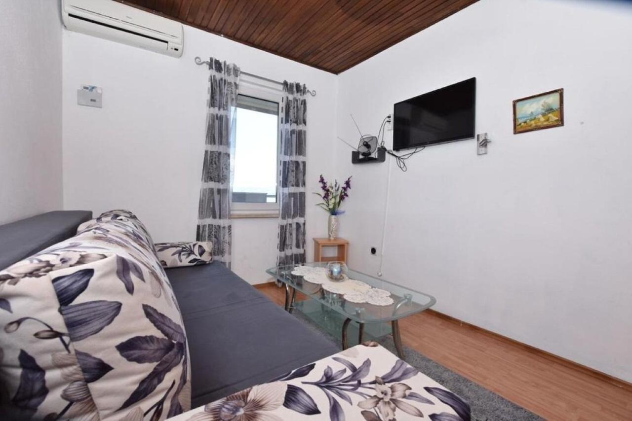 Apartment Rene Омиш Экстерьер фото