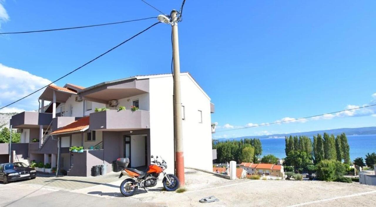 Apartment Rene Омиш Экстерьер фото